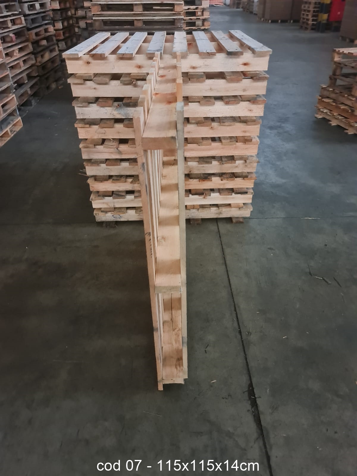 PALLET DESCARTAVEL 1,15 X 1,15 — foto real da R Ximenes em Contagem MG — vista 2