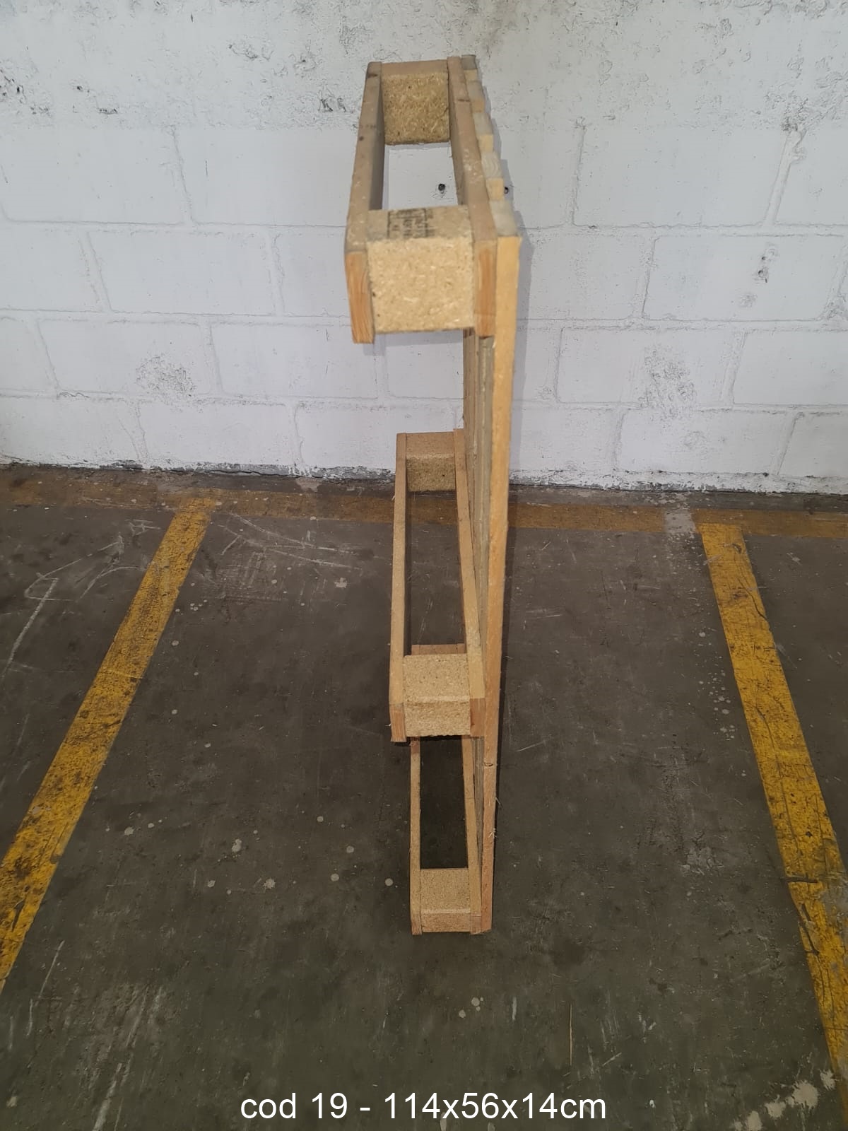 PALLET DESCARTAVEL 1,14 X 0,56 — foto real da R Ximenes em Contagem MG — vista 2